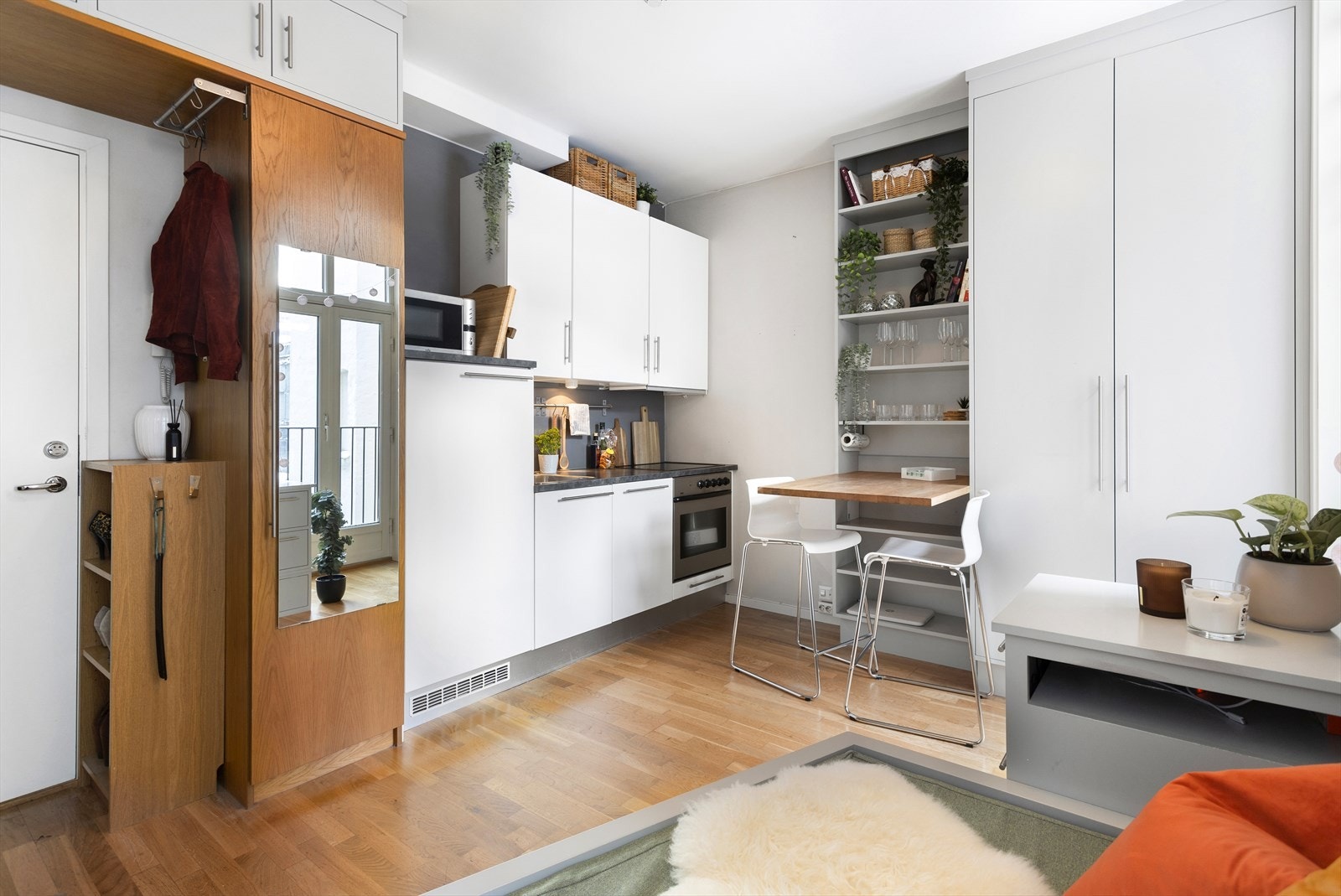 Boligen har et pent kjøkken fra 2004 som byr på godt med skap- og hylleplass - svært arealeffektivt kjøkken. Galleribilde