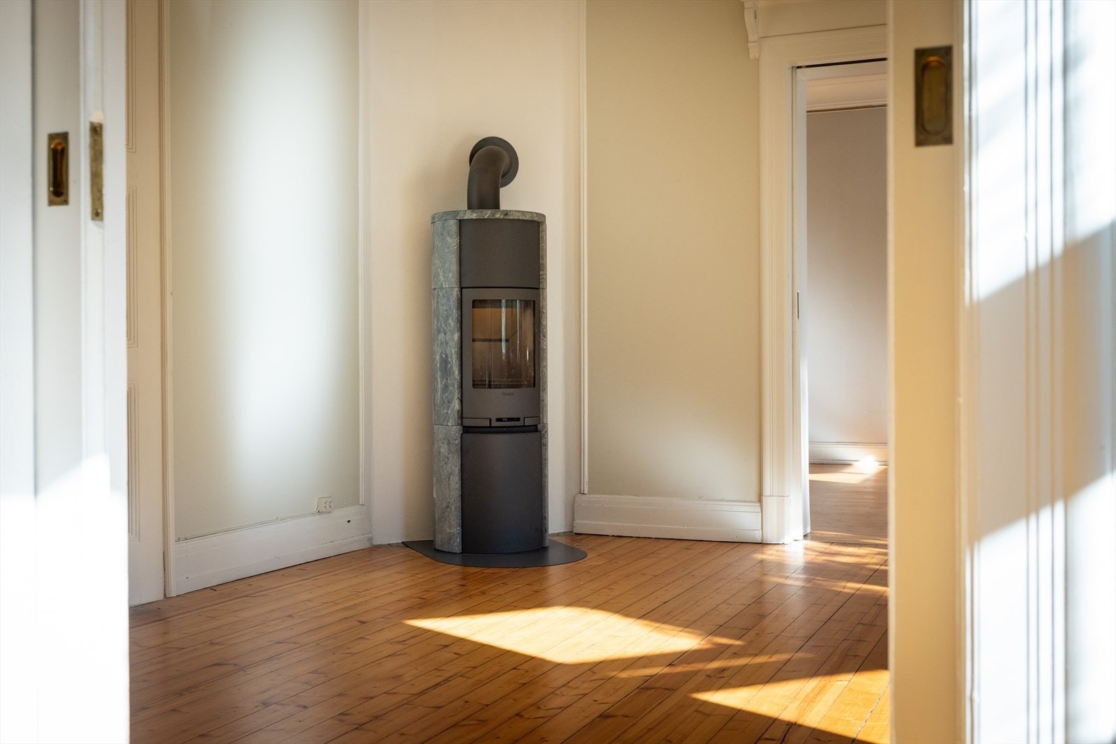 - Herlig klebersteinsovn som varmer godt - Galleribilde