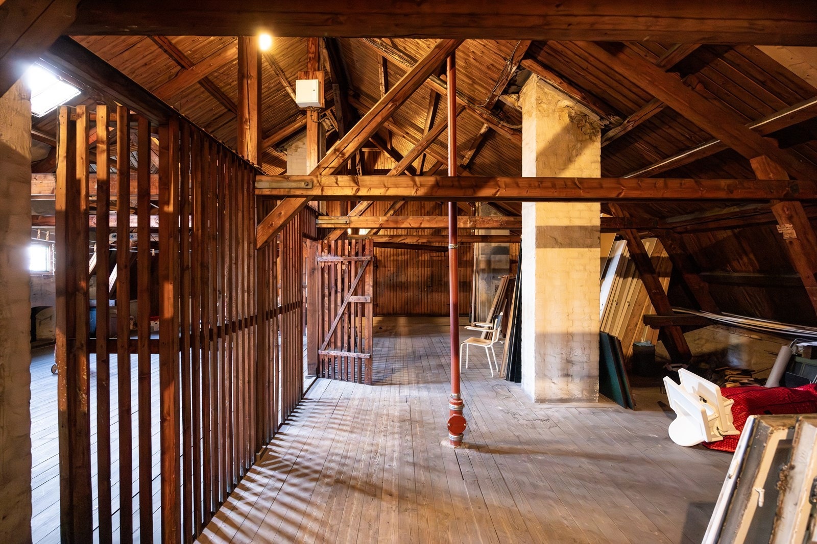 - Leiligheten disponerer en loftsbod og to kjellerboder - Galleribilde