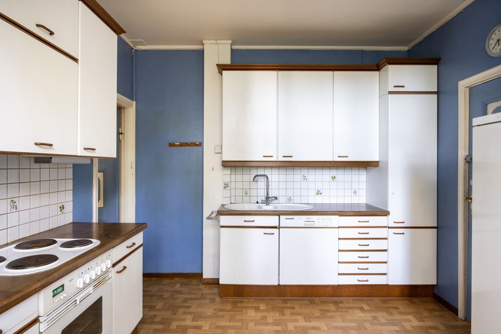 - Fra kjøkkenet er det adkomst til baktrapp. Dette gir mulighet for å kunne etablere en hybeldel i leiligheten - Galleribilde