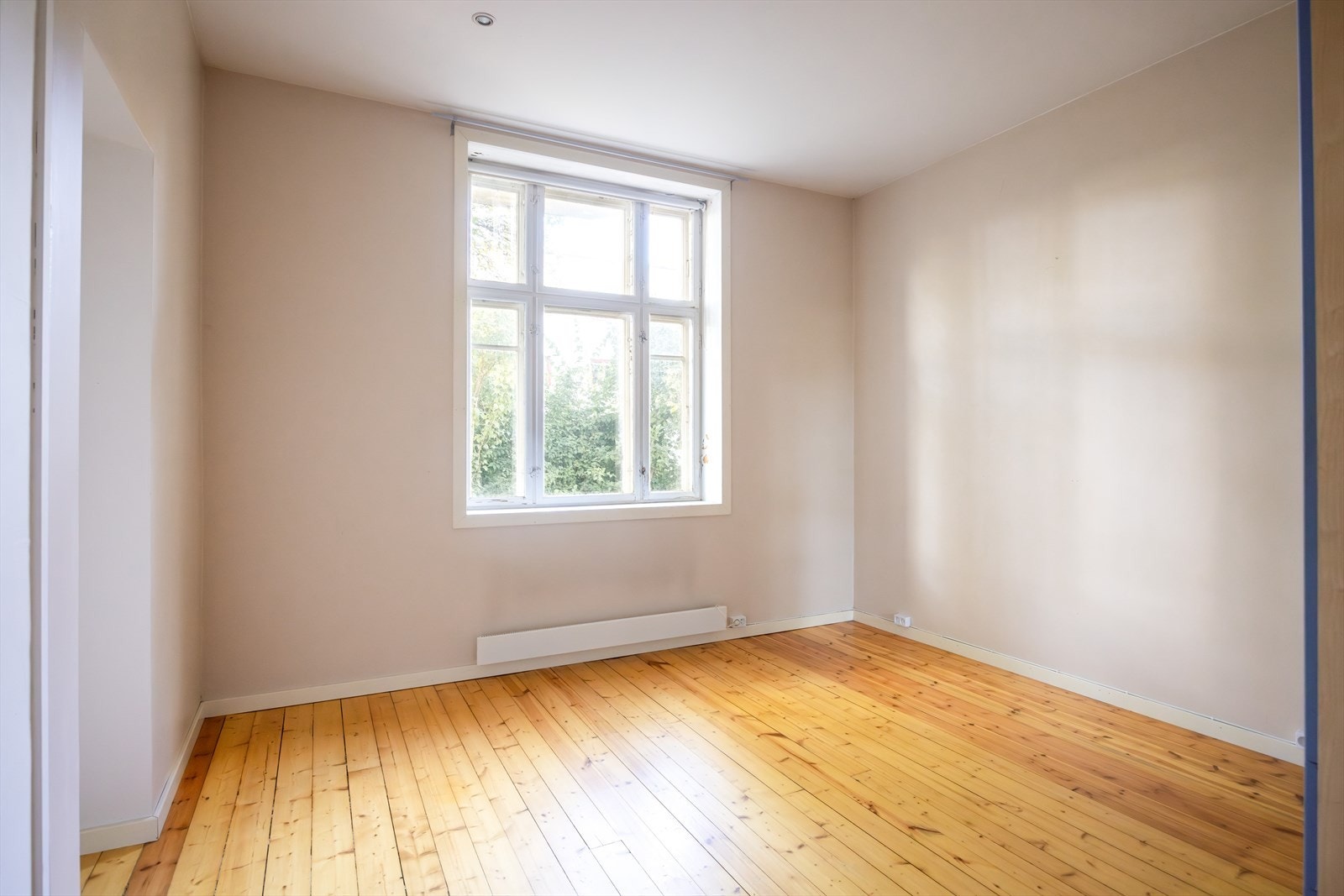 - Romslig hovedsoverom som vender vekk fra gateplan - Galleribilde