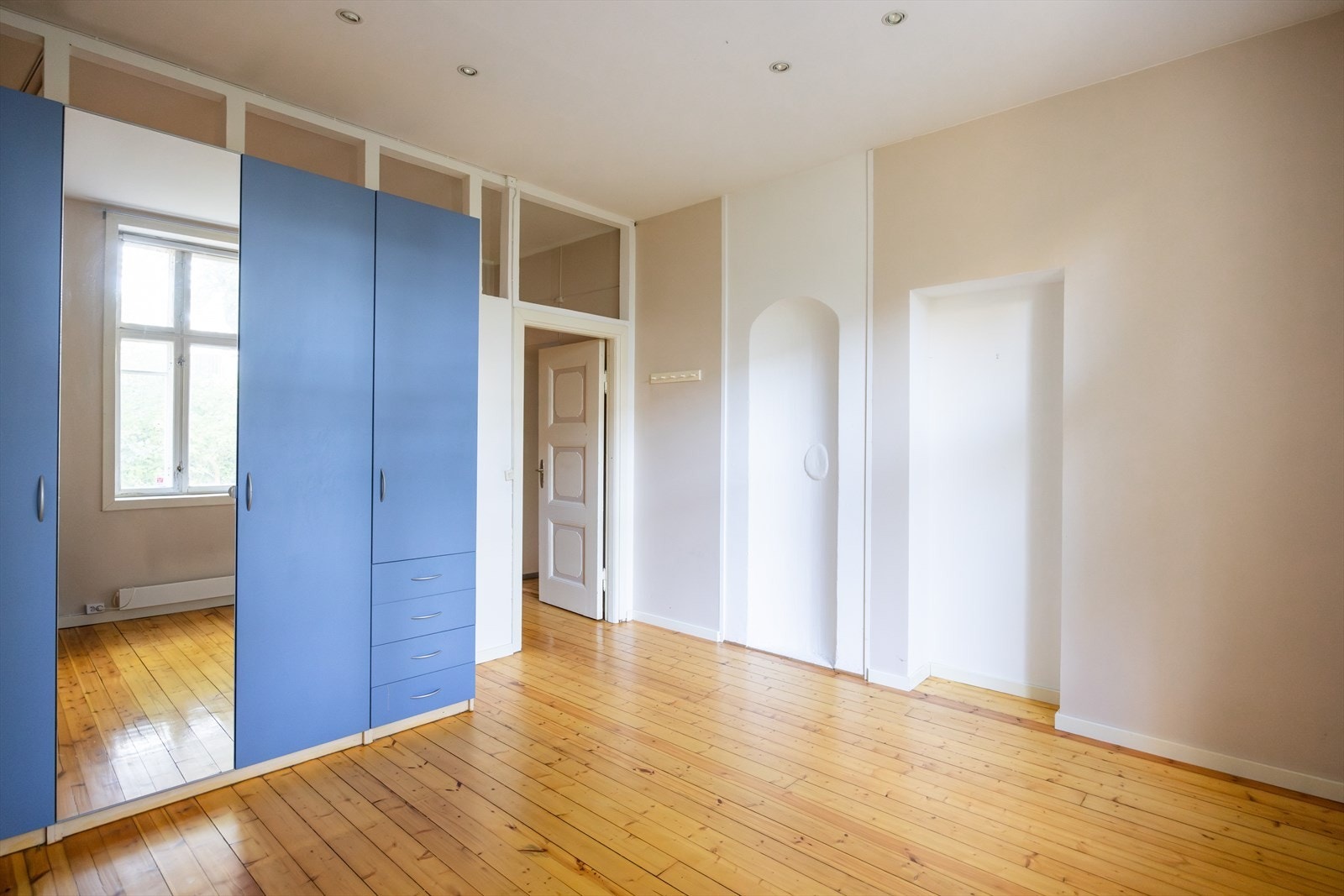 - God plass til dobbeltseng med tilhørende nattbord og garderobeløsning - Galleribilde