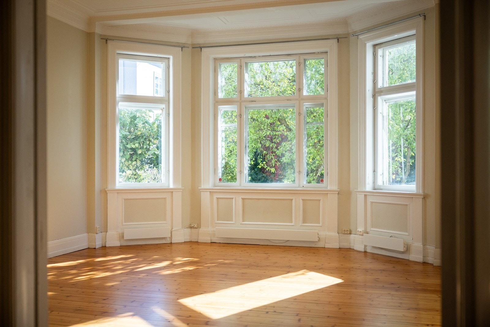 - Store vindusflater som gir rikelig med luft og lys - Galleribilde