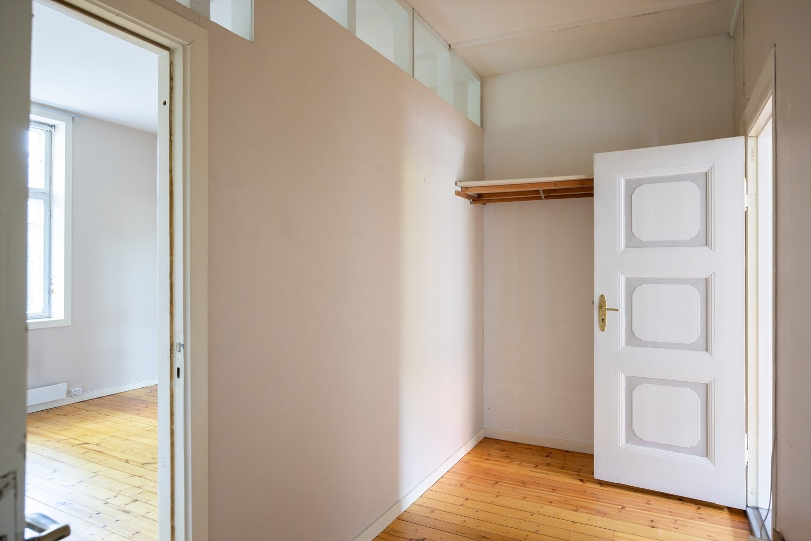 - En av bodene til leiligheten er beliggende under omkledningsrommet, selger kan undersøke mulighetene for å flytte avløp til nytt bad eller kjøkken - Galleribilde