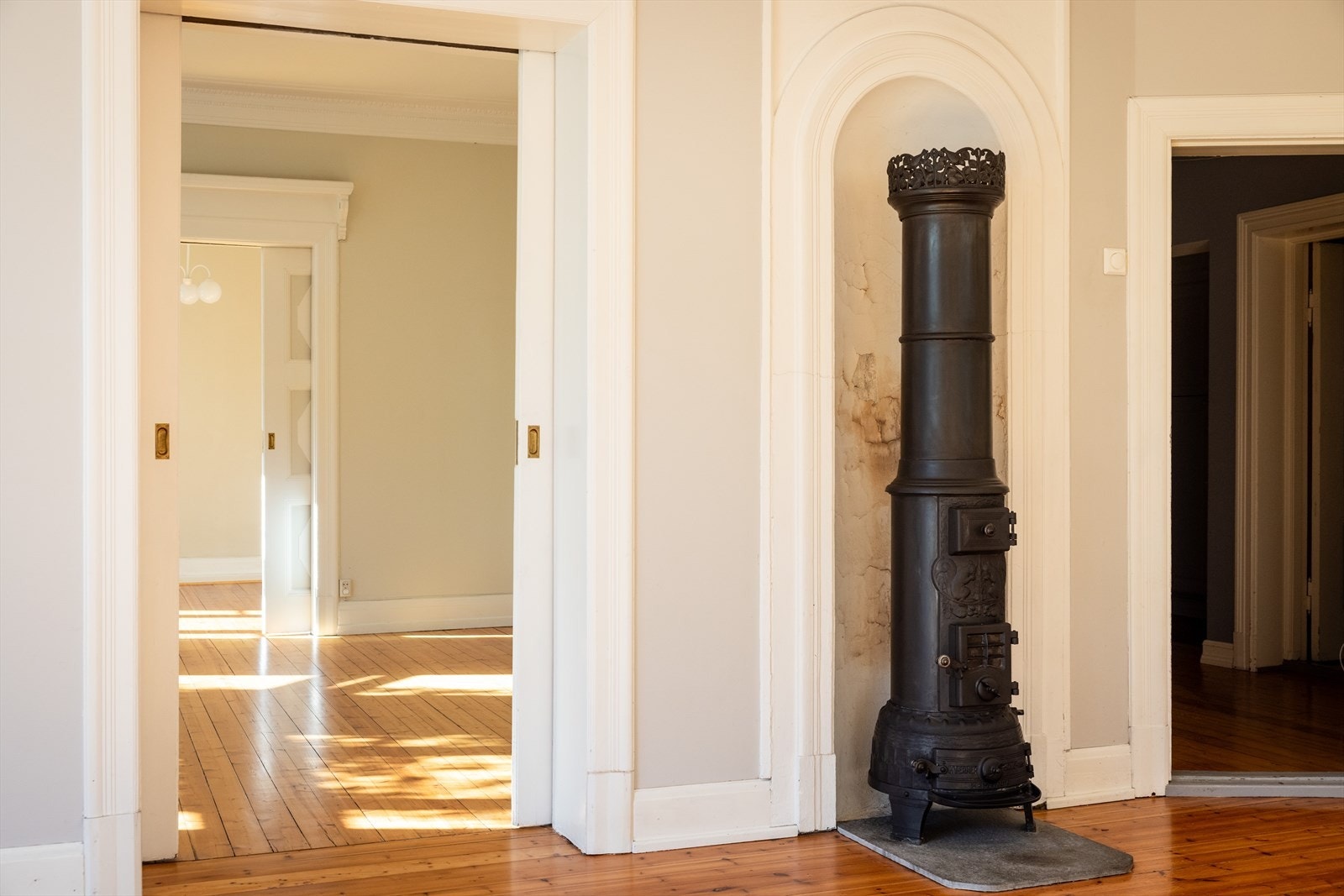 - Herlig støpjernsovn som varmer godt - Galleribilde