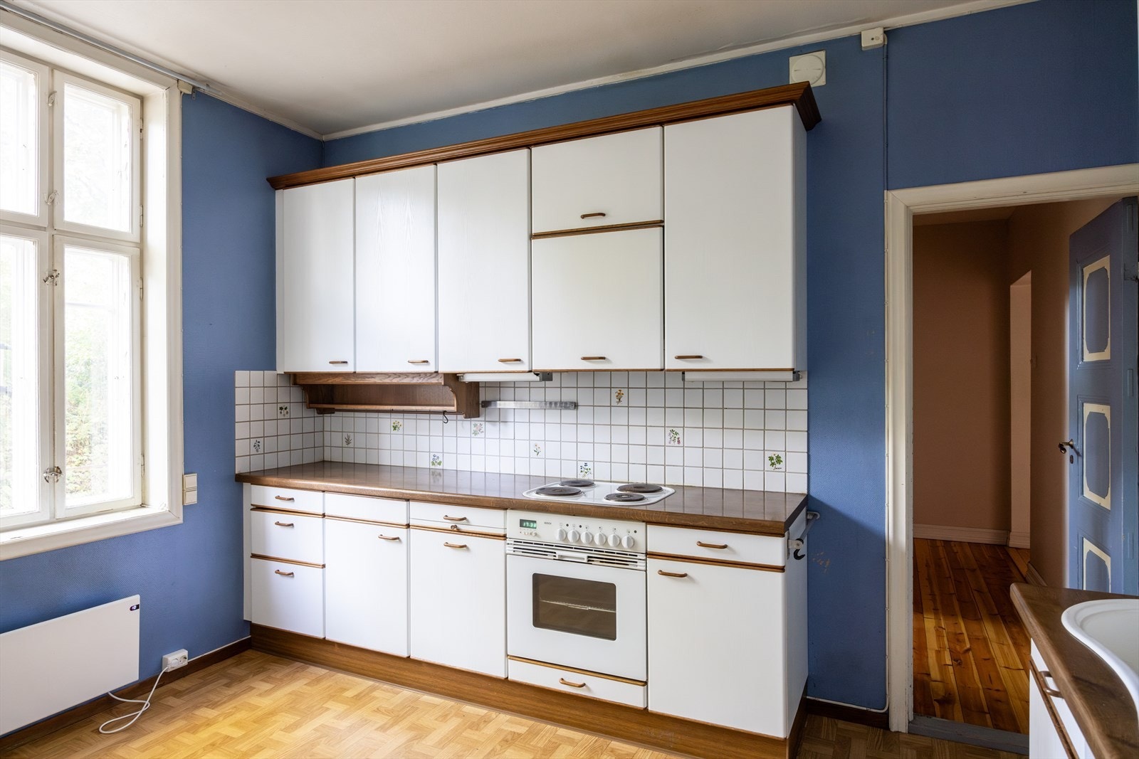 - Separat og romslig kjøkken. Kjøkkeninnredning med glatte fronter. Laminat benkeplate med nedfelt vaskekum. Fliser og belysning over benkeplaten - Galleribilde