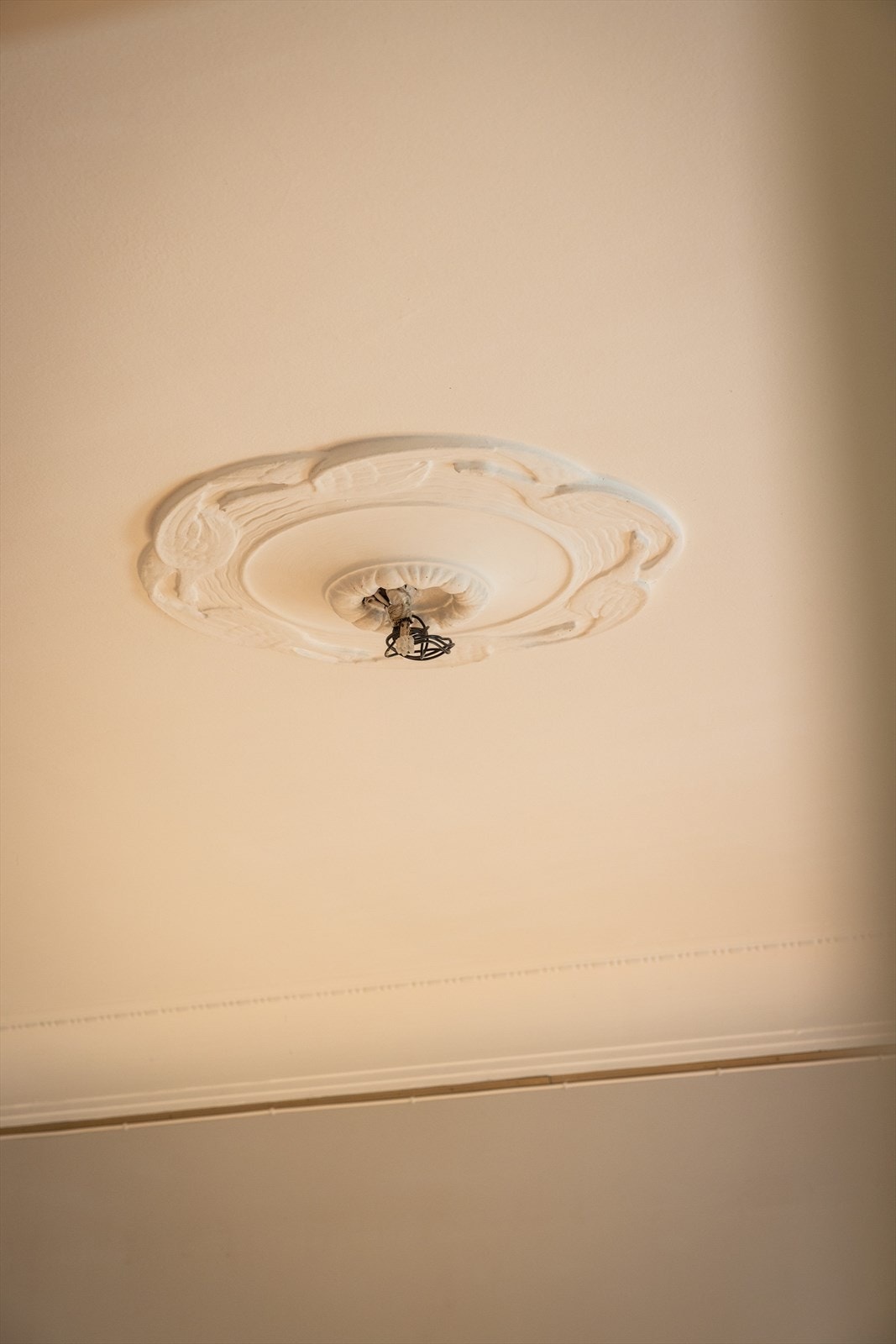 - Leiligheten preges av klassiske detaljer som rosett, stukkatur, vegglister og støpjernsovner - Galleribilde