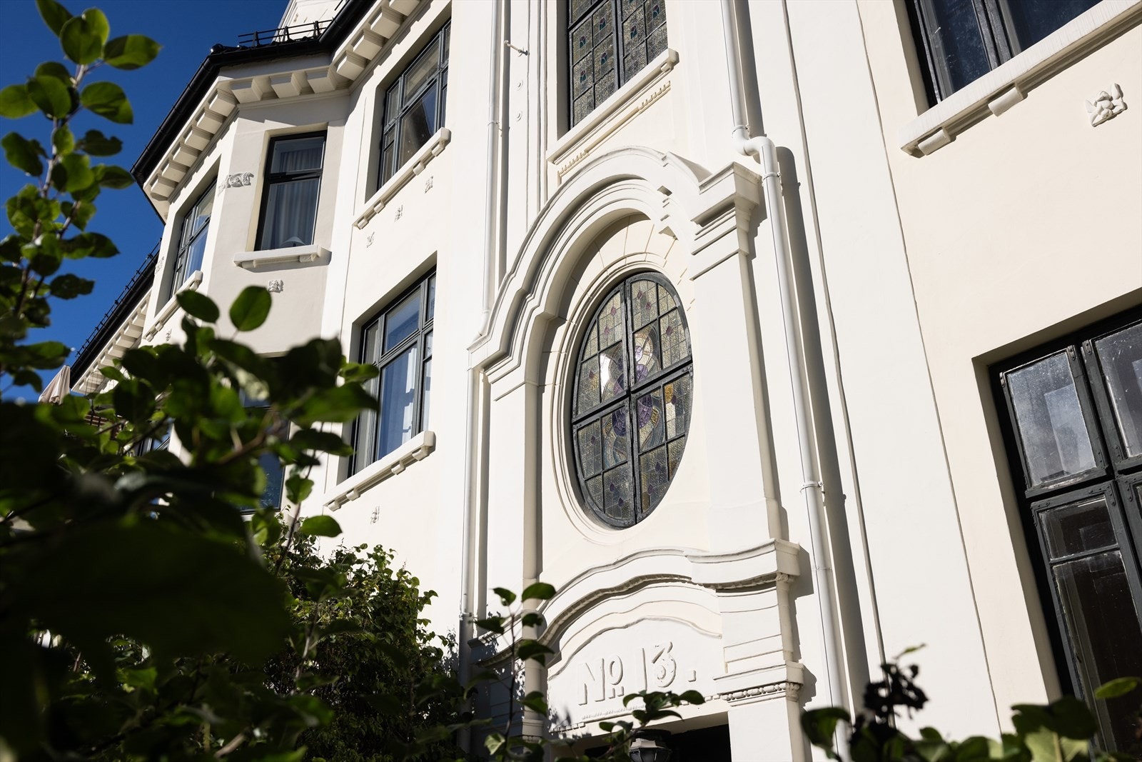 -Velholdt fasade med klassiske detaljer - Galleribilde