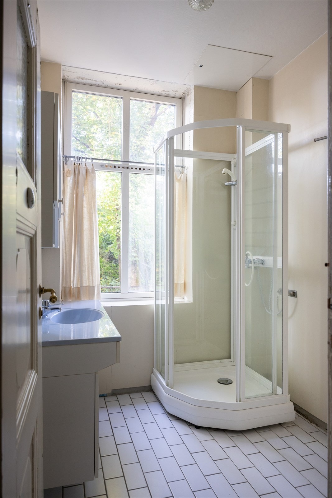 - Gulv med fliser, gulvvarme (defekt). Innredet med servant på innredning og dusjkabinett. Opplegg for vaskemaskin - Galleribilde