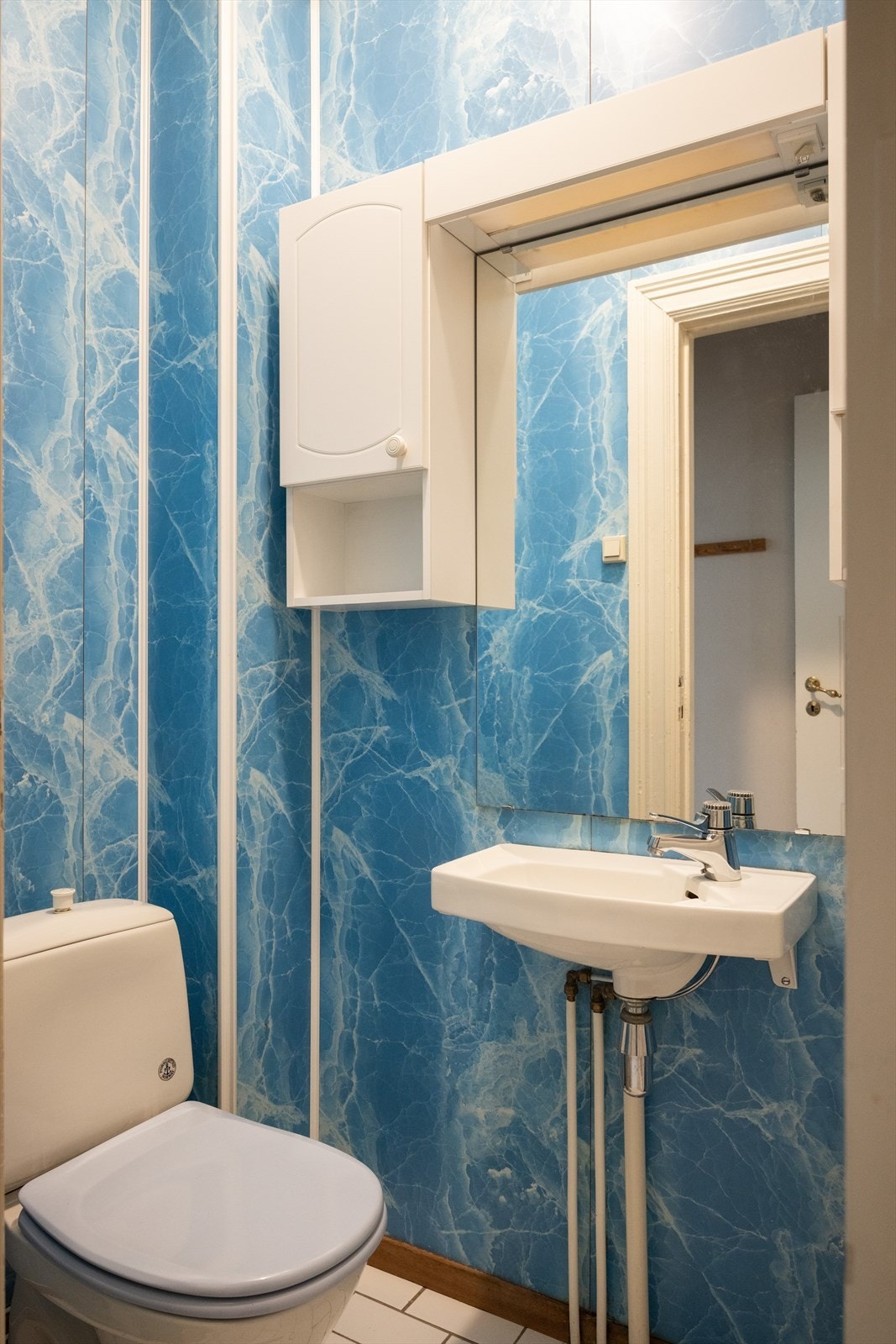 - Separat toalettrom med vegger med respatexplater. Gulv med fliser. Innredet med klosett og servant. Naturlig ventilasjon - Galleribilde