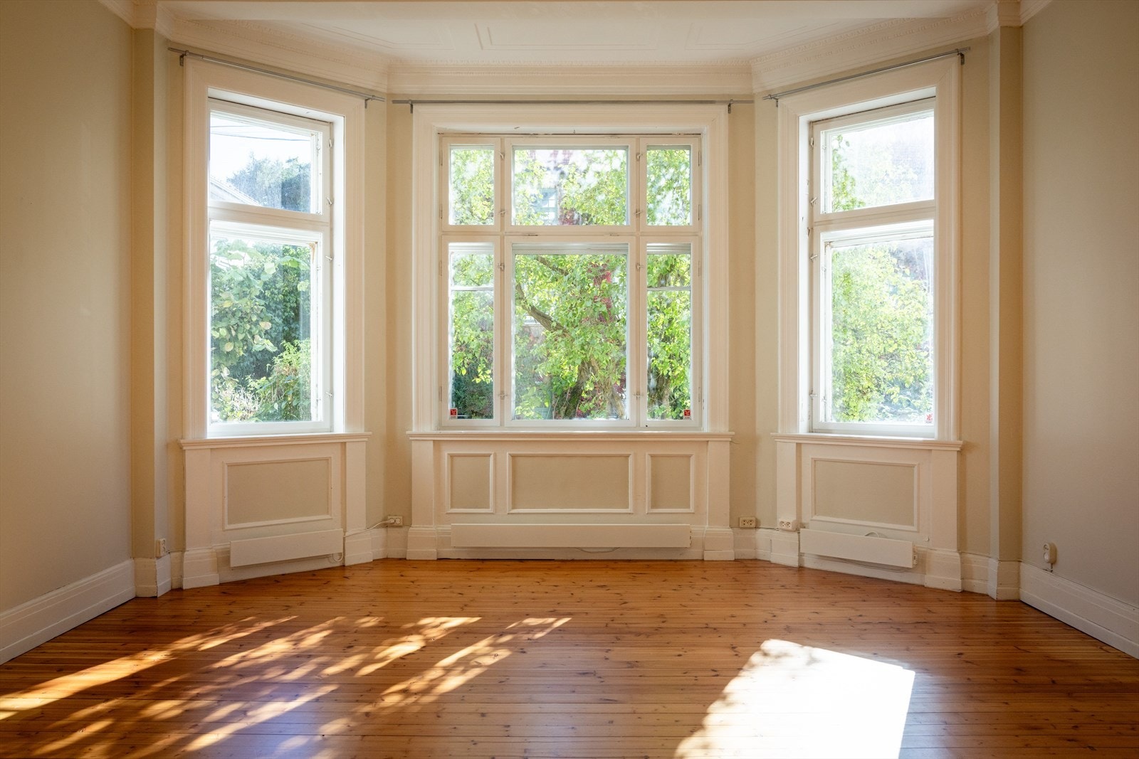 - En stor, unik og sjarmerende 5-roms aksjeleilighet med sentral og attraktiv beliggenhet på ettertraktede Valleløkka - Galleribilde