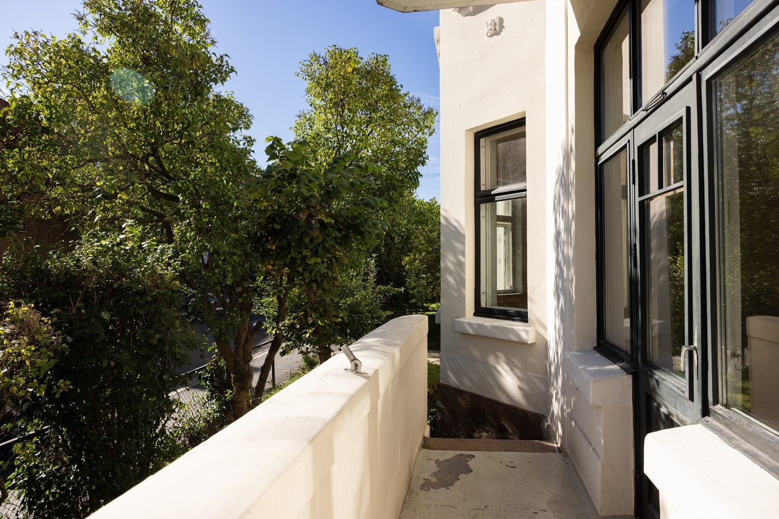 - Sydvendt balkong på ca. 6 kvm med utgang til inngjerdet privat hage - Galleribilde