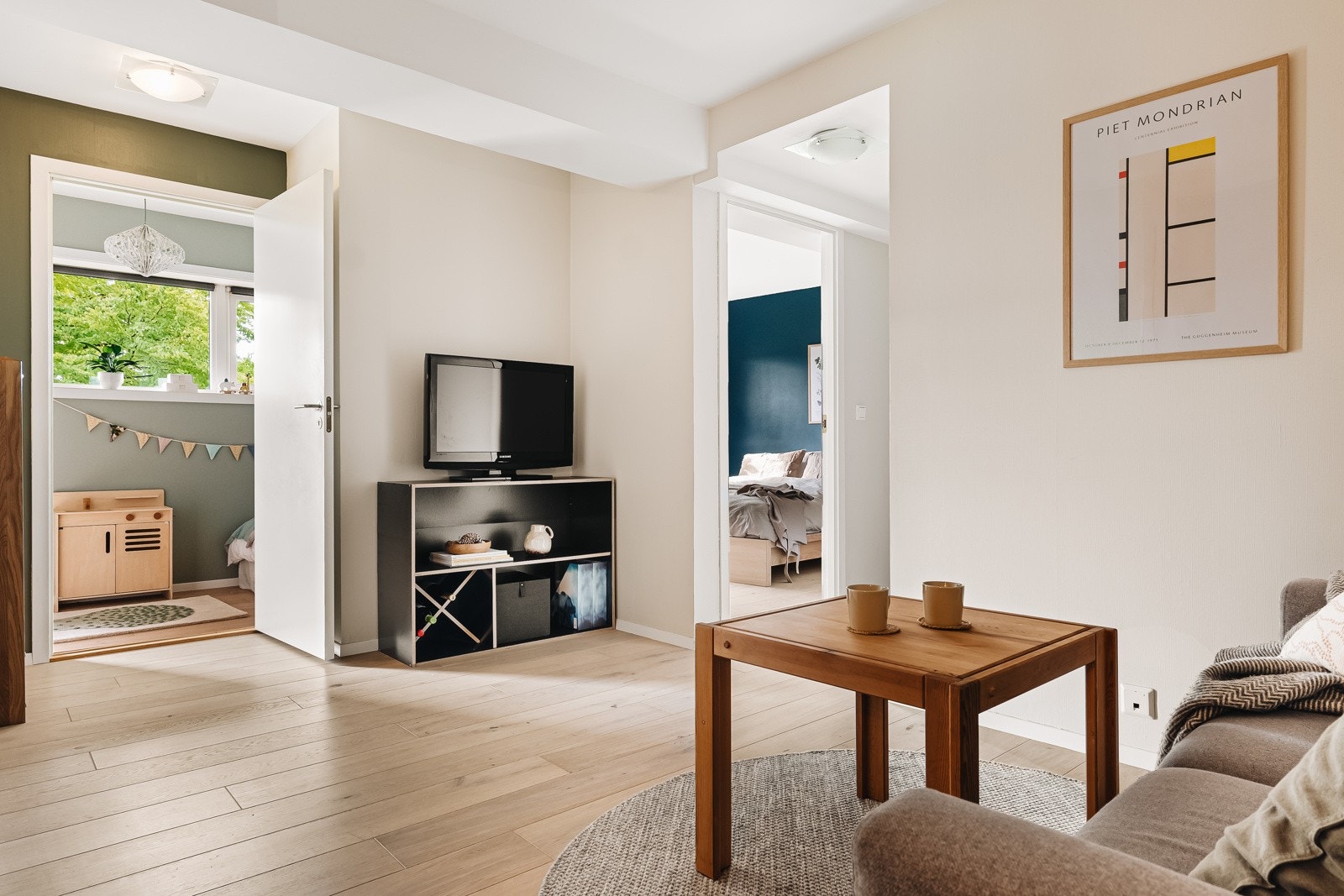 Ned i underetasjen er det en kjellerstue/gang hvor det er plass til sofa, tv og hjemmekontorløsning. Galleribilde