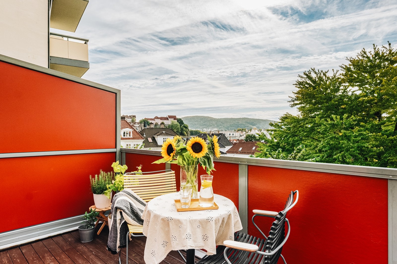 På altanen er det god plass til møbelgruppe og grill. Galleribilde