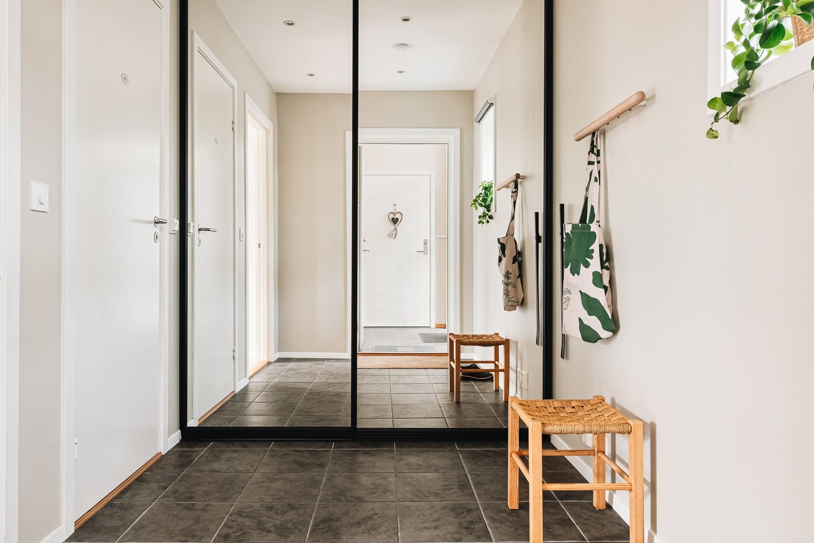 I gangen er det flislagt gulv med varmekabler og romslig skyvedørsgarderobe. Galleribilde