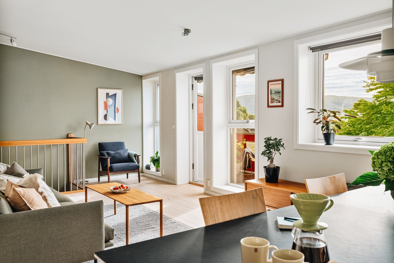 I stuen er det plass til sofa, tv og kontorløsning/lesekrok. Galleribilde