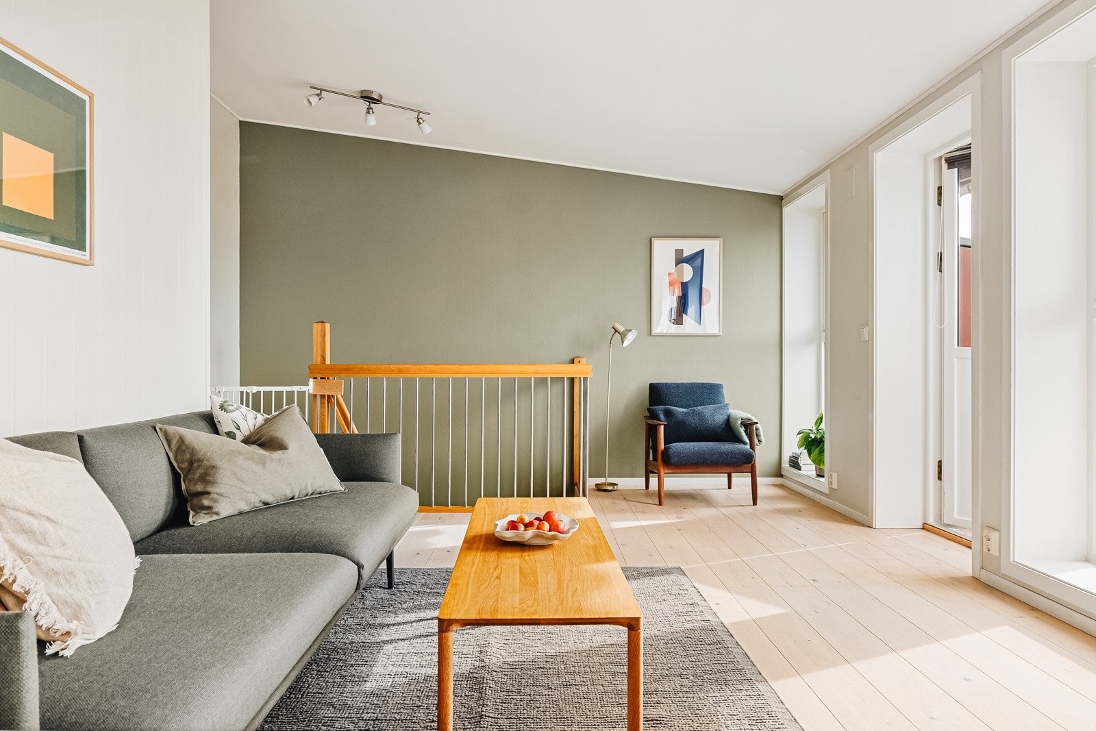 Legg merke til det lekre parkettgulvet som er gjennomgående i de fleste rom i boligen. Galleribilde