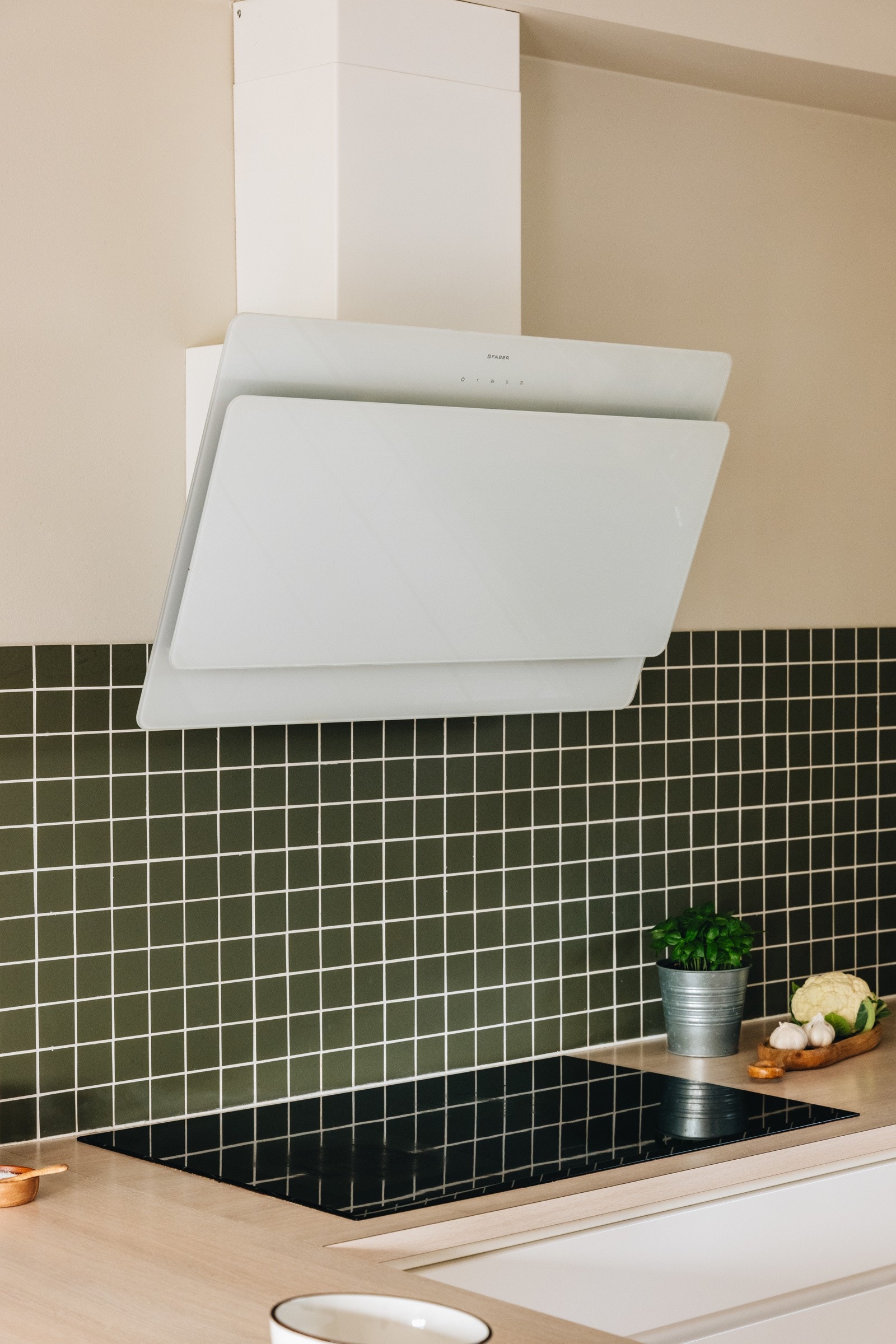 Det er hvitevarer av god kvalitet på kjøkkenet fra Siemens og Electrolux, legg merke til den ekstra brede induksjonsplatetoppen. Galleribilde