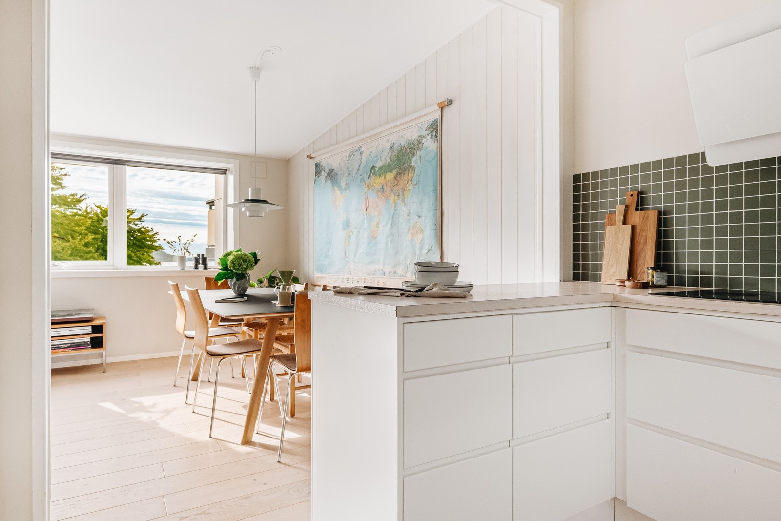 Kjøkkenløsningen med halvøy mot spisestuen gjør at man kan lage mat samtidig som man kan nyte utsikten eller holde kontakten med middagsgjester. Galleribilde