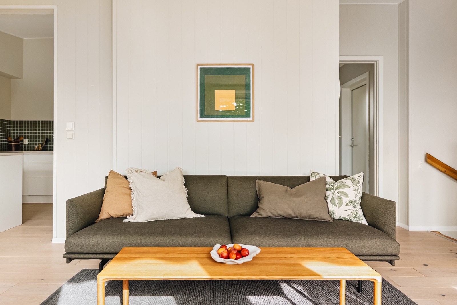 Det er plass til både sofa og tv i denne etasjen. I tillegg er det mulig å ha tv-stue i gangen i underetasjen. Galleribilde