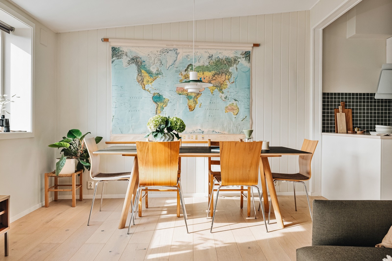 Det er god plass til stort spisebord i tilknytning til kjøkkenet. Galleribilde