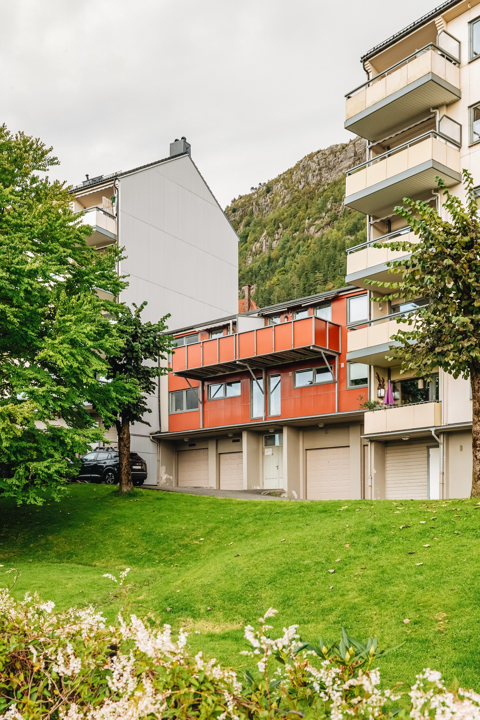 Leiligheten har en nydelig beliggenhet i Sandviken med en park som nærmeste nabo. Galleribilde