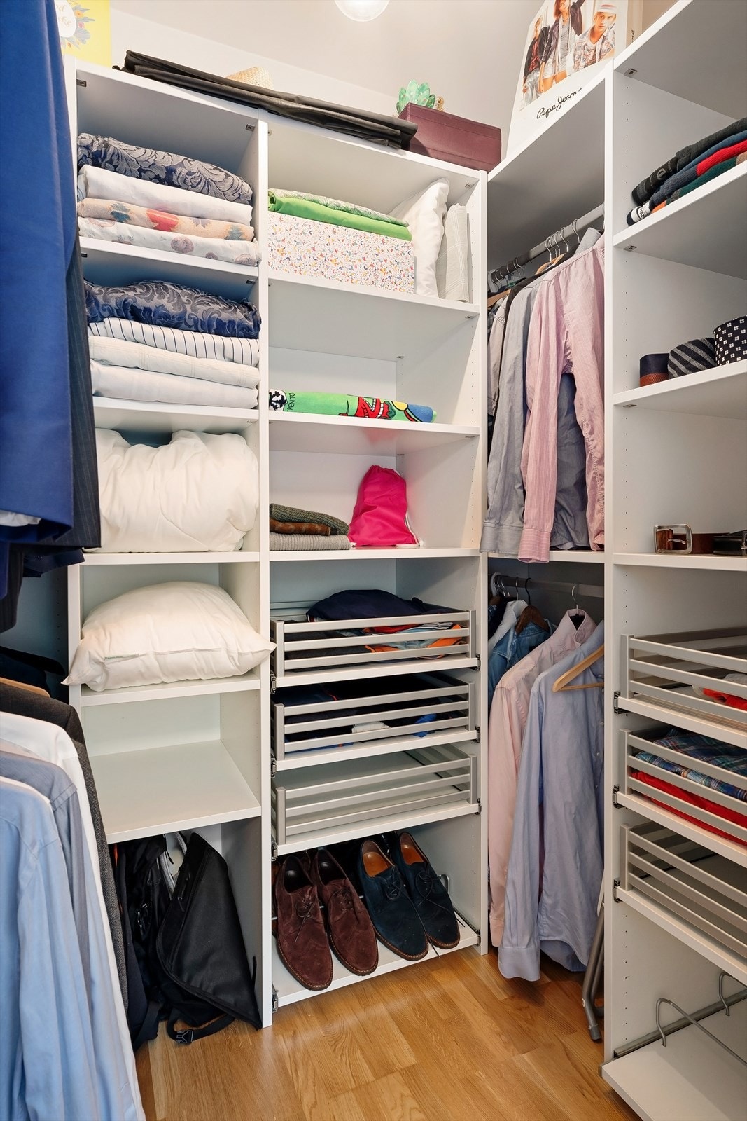 Praktisk omkledningsrom / walk-in closet Galleribilde