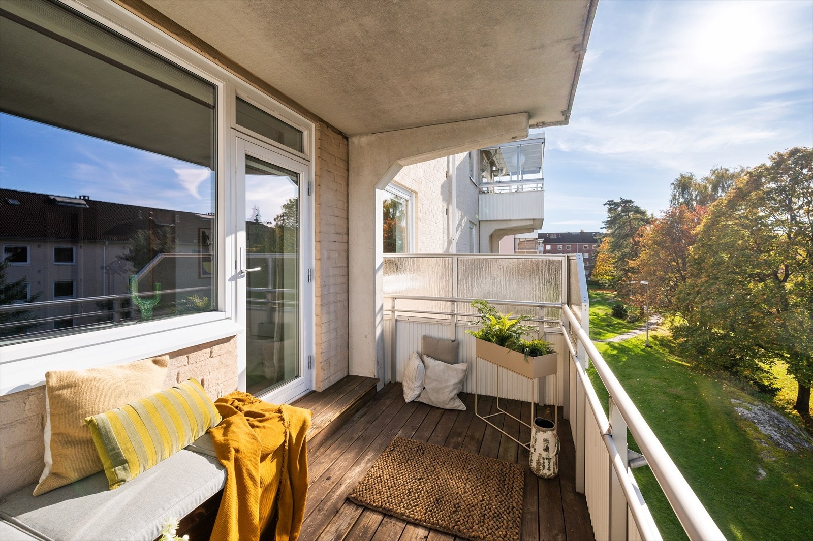 Fra stuen har du utgang til en vestvendt balkong på ca. 8 kvm med mye sol. Galleribilde