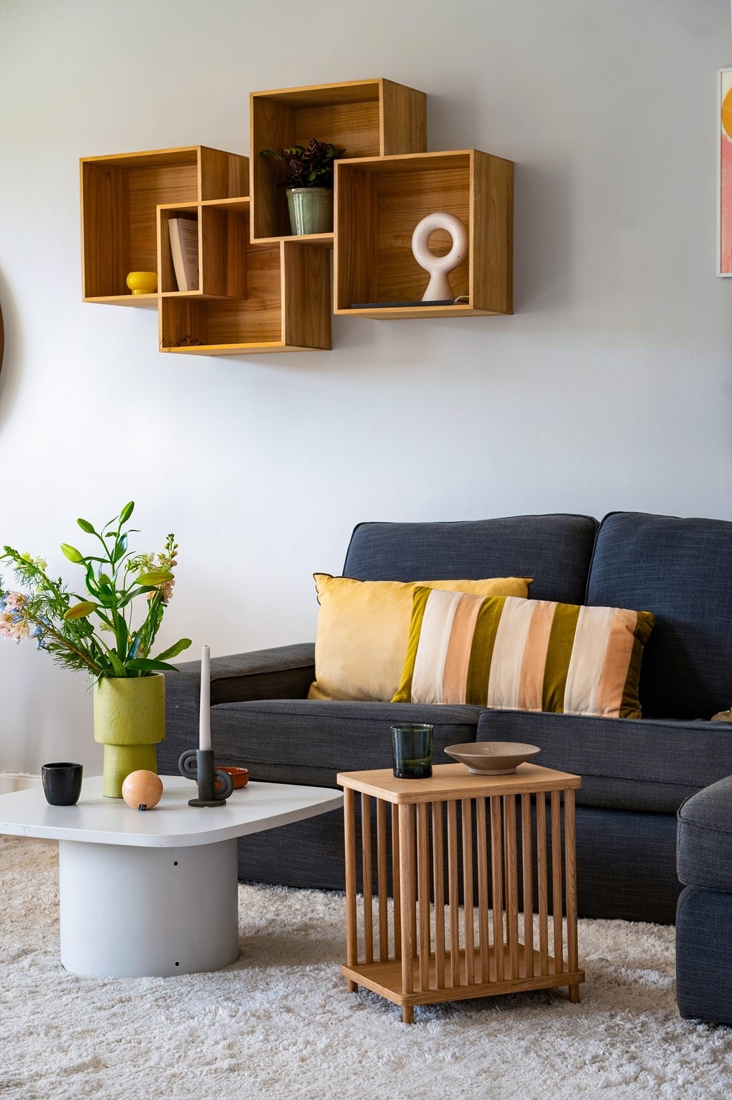 Den gode romløsningen gir plass til både en komfortabel sofagruppe og spisebord, perfekt for sosiale sammenkomster. Galleribilde