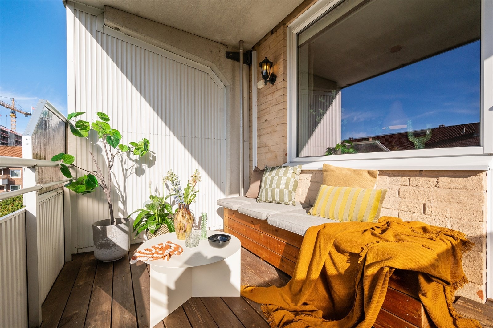 Balkongen har betongkonstruksjon med lagt terrassebord og en lun, hyggelig atmosfære. Galleribilde