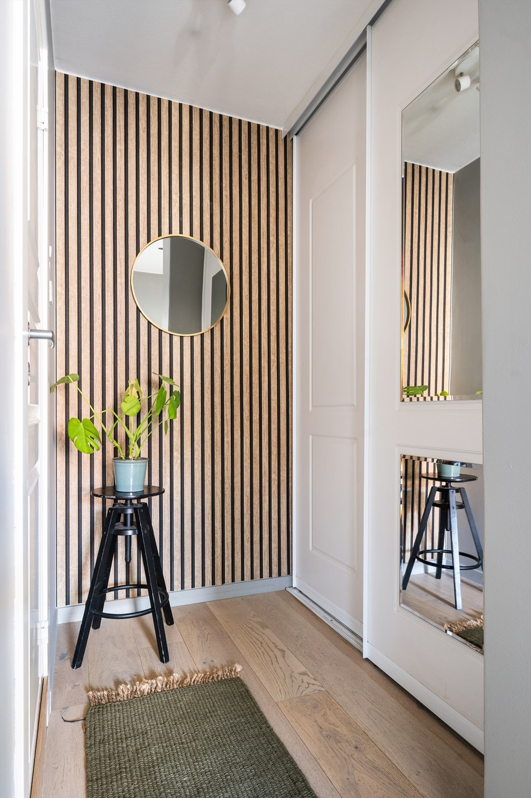 Gangen er malt i 2024 og det er lagt tapet på en vegg med spilemønster som gir en fin kontrast. Galleribilde