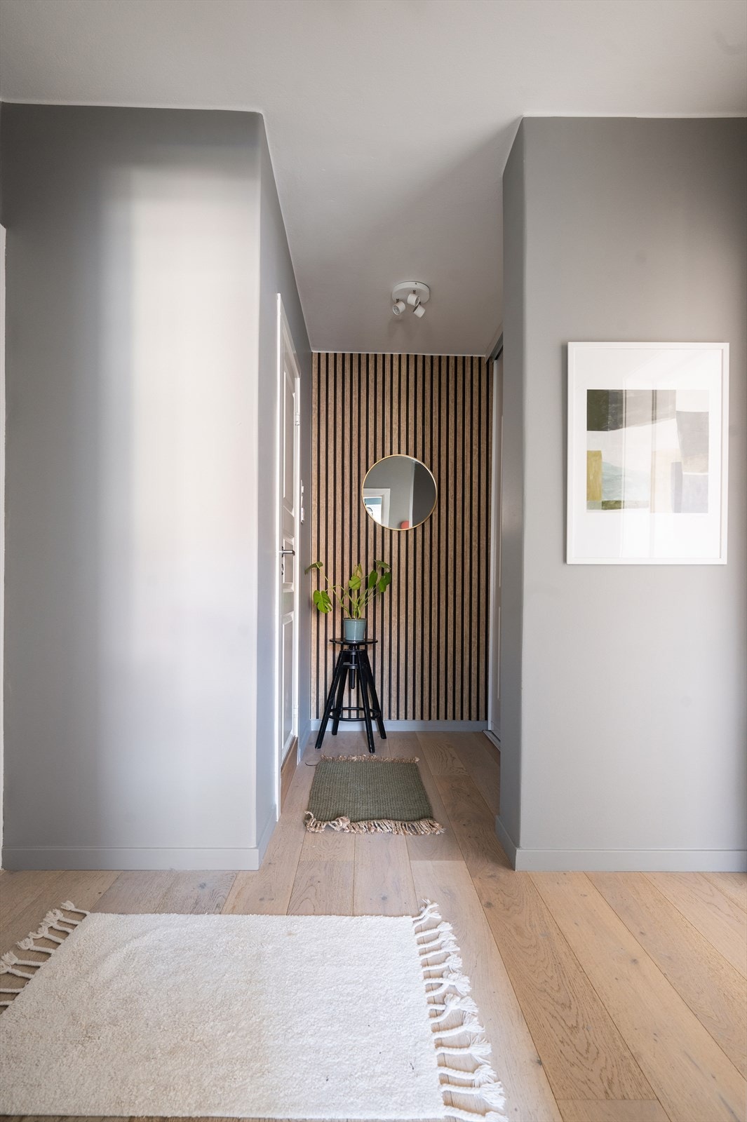 Entreen er lys og luftig, og gir et godt førsteinntrykk av leiligheten. Galleribilde