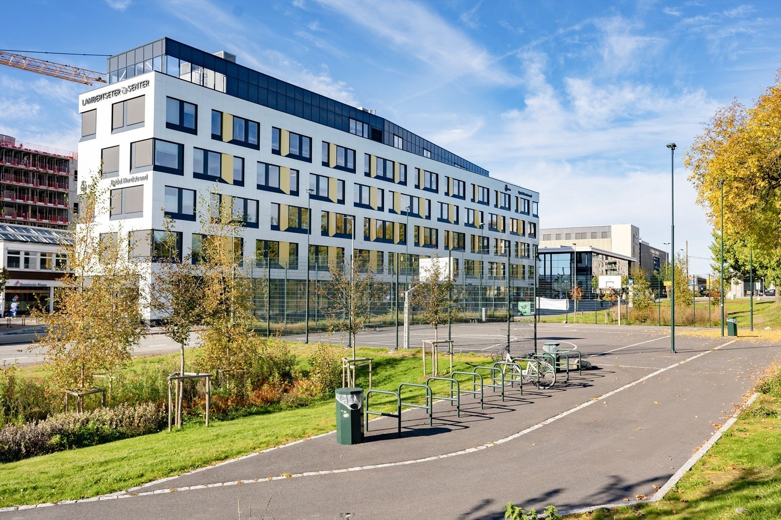 På Lambertseter senter finnes det ca. 70 butikker og flere spisesteder. Galleribilde