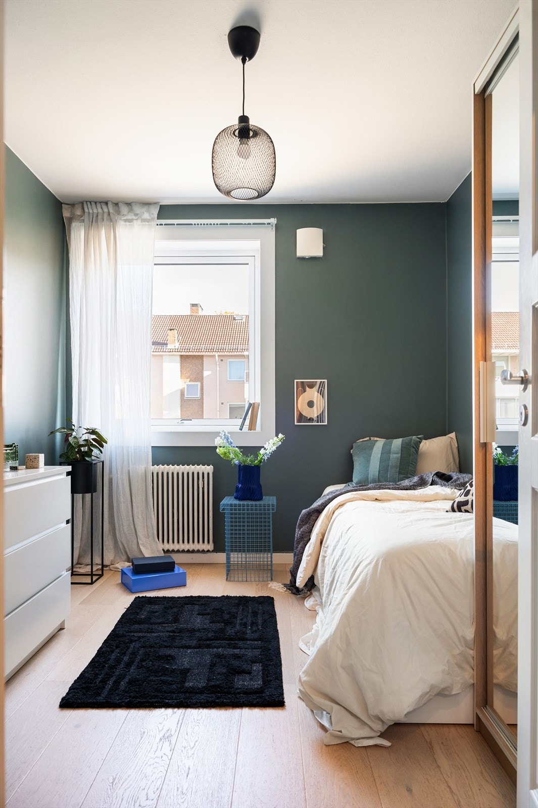 Plass til seng, nattbord og annet ønsket møblement. Galleribilde