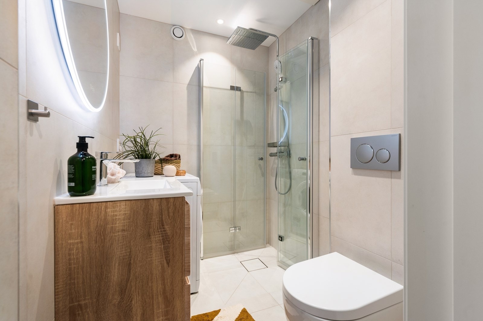 Stilrent bad fra 2024 med flislagte vegger og gulv, samt behagelig elektrisk gulvvarme som gir en ekstra komfort på kalde dager. Galleribilde