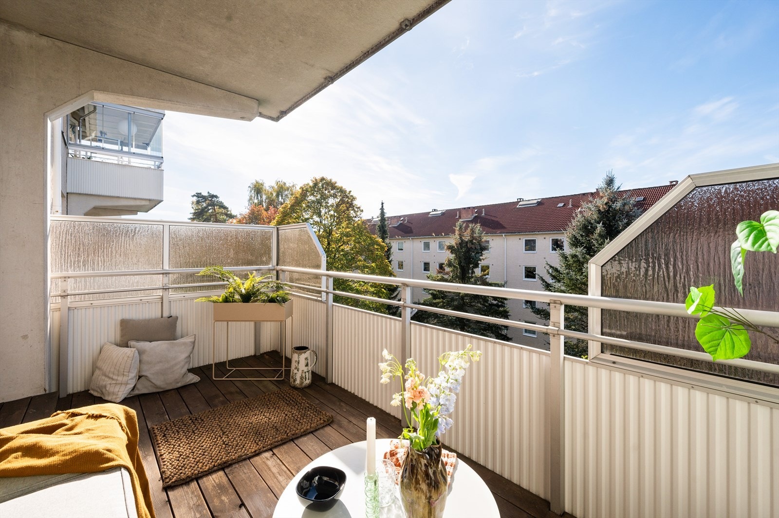 Her kan du nyte mange gode soltimer, og det er god plass til både utemøbler og dekorative elementer. Galleribilde