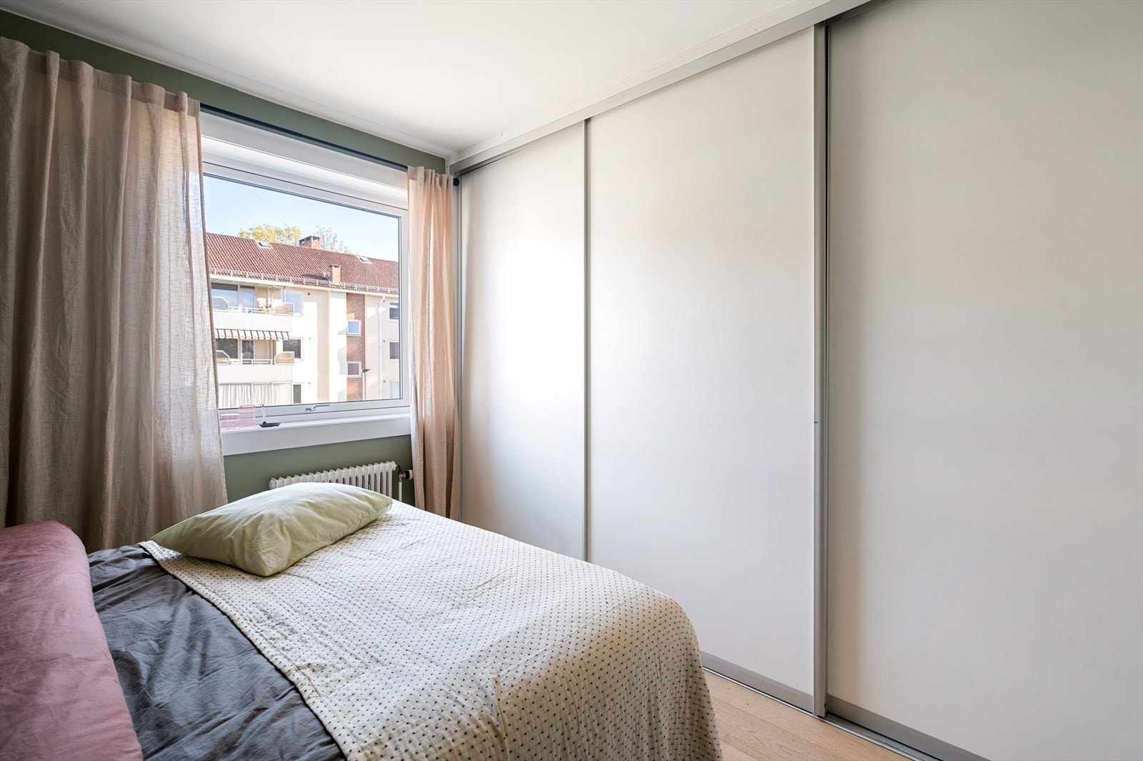 Stor vindu gir rikelig med lys og gode luftemuligheter. Galleribilde