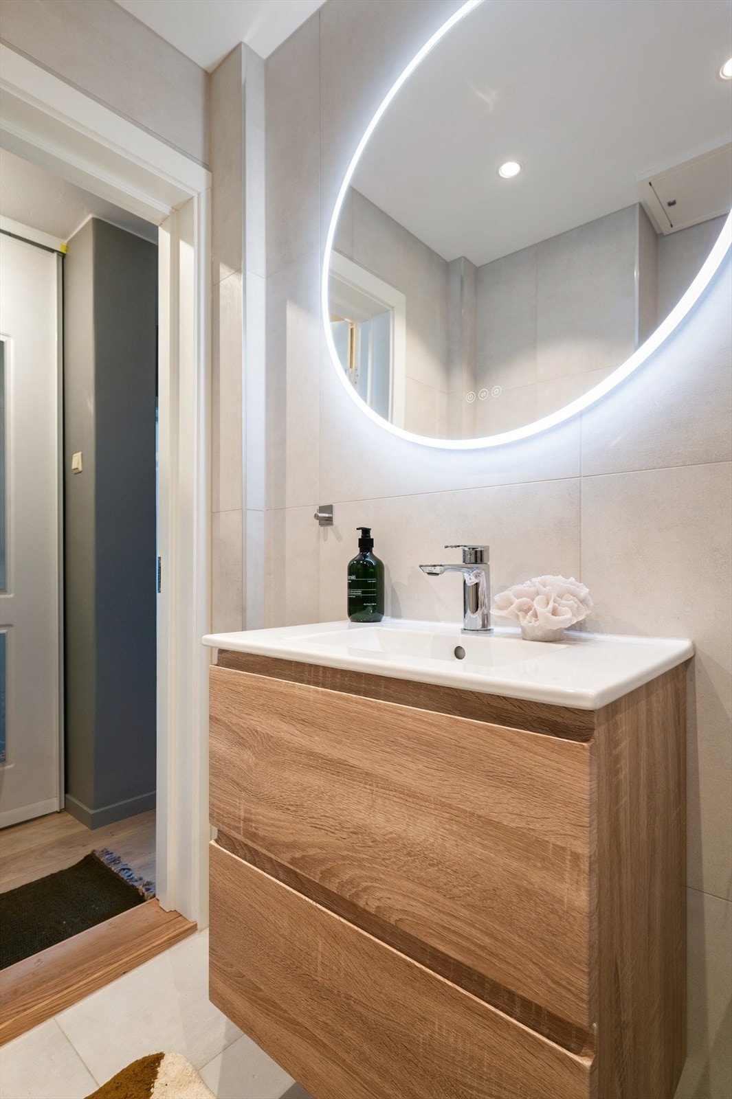 Det er innfelt downlights i himlingen og speil på vegg med integrert LED-belysning. Galleribilde