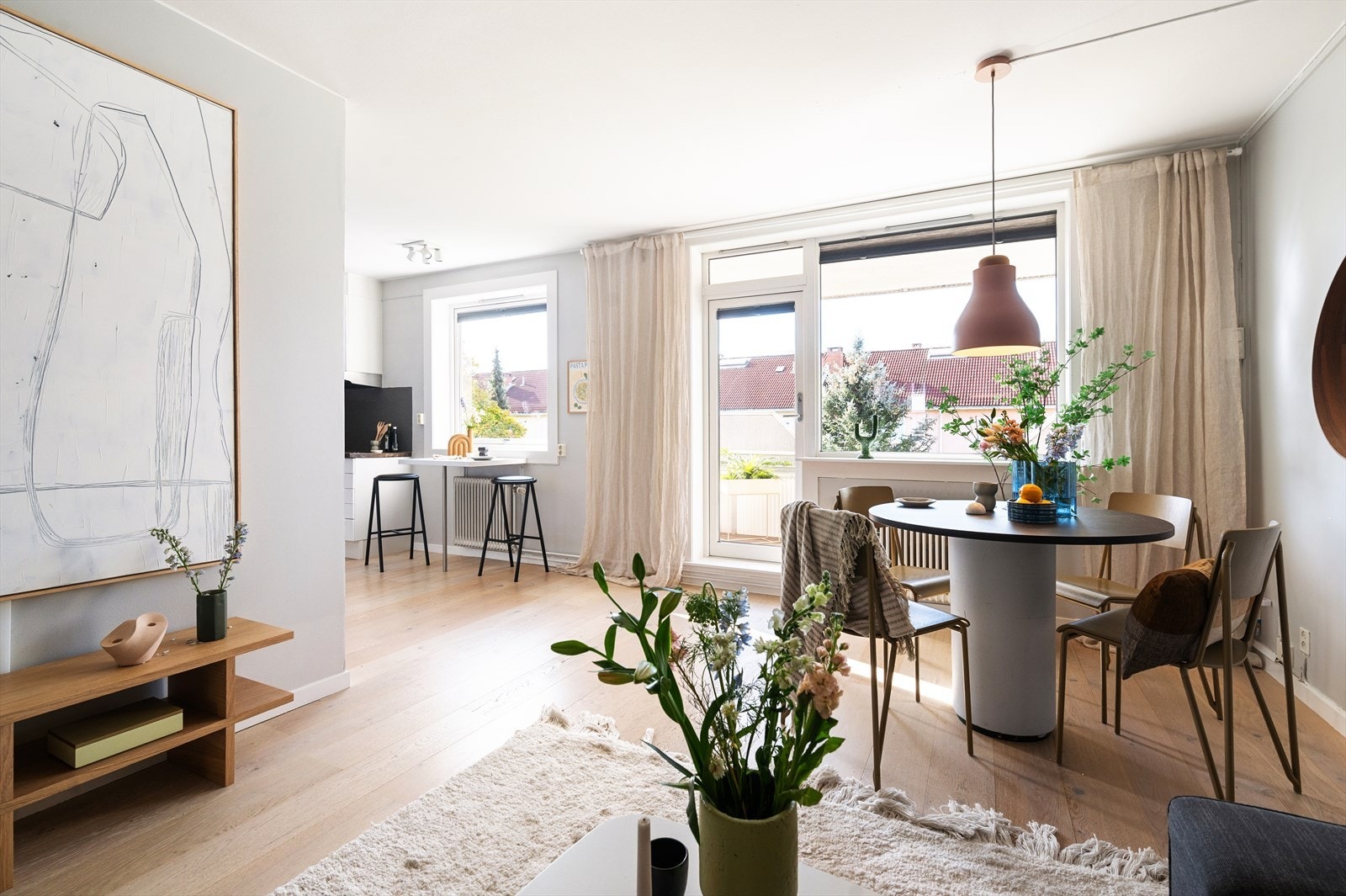 Store vindusflater sammen med en balkongdør, som ble byttet i regi av borettslaget i 2019 slipper inn rikelig med naturlig lys. Galleribilde