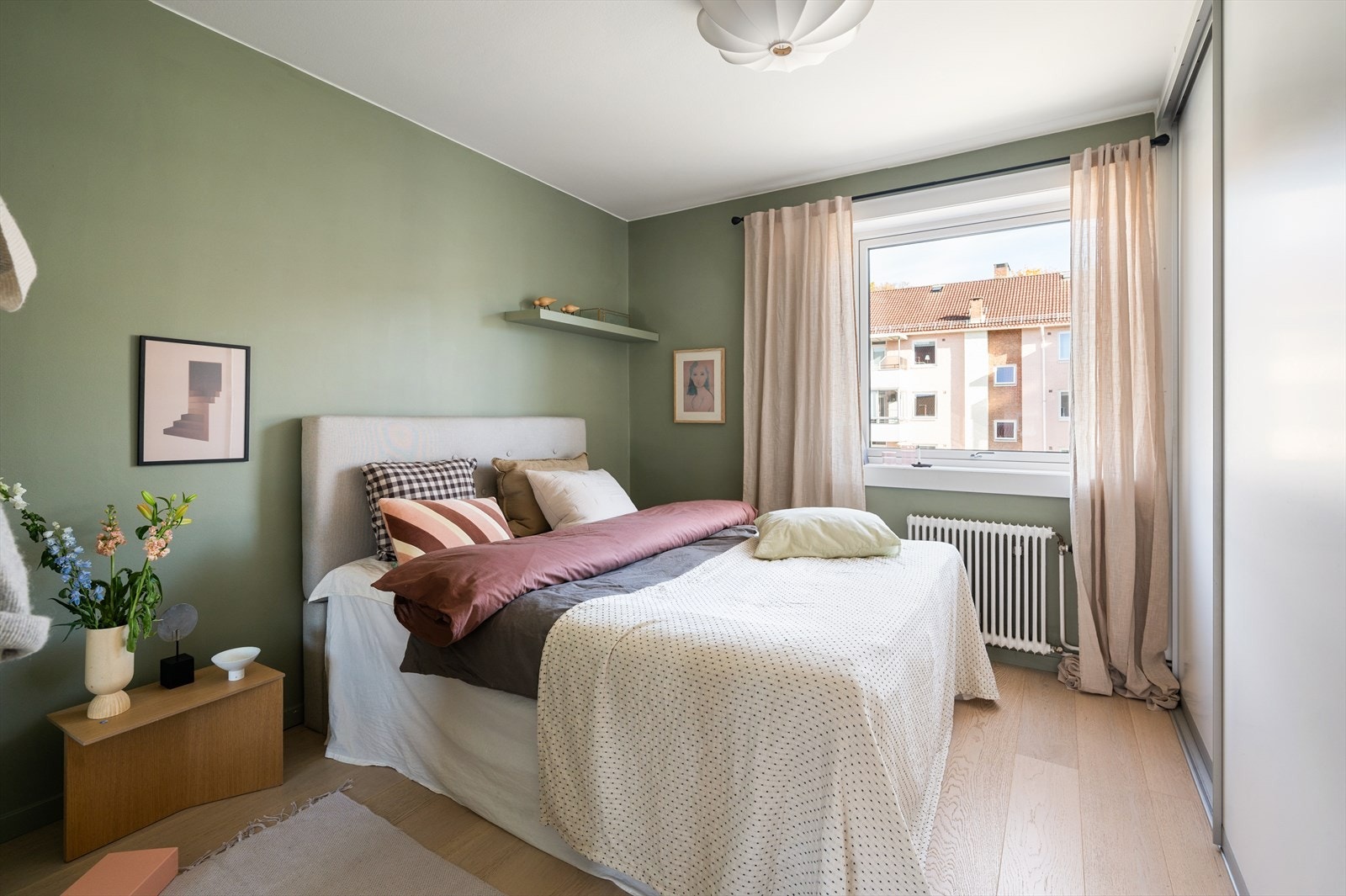 Hovedsoverommet er svært romslig og har generøs oppbevaringsplass i stor skyvedørsgarderobe, som gjør det enkelt å holde rommet ryddig. Galleribilde