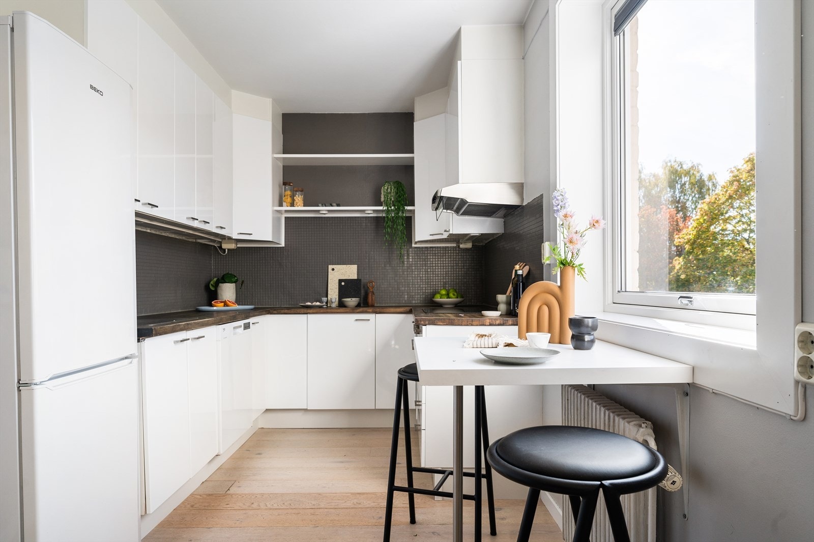 Kjøkkenet ble oppgradert i 2014 med moderne, glatte fronter og en praktisk laminat benkeplate med nedfelt vask. Galleribilde