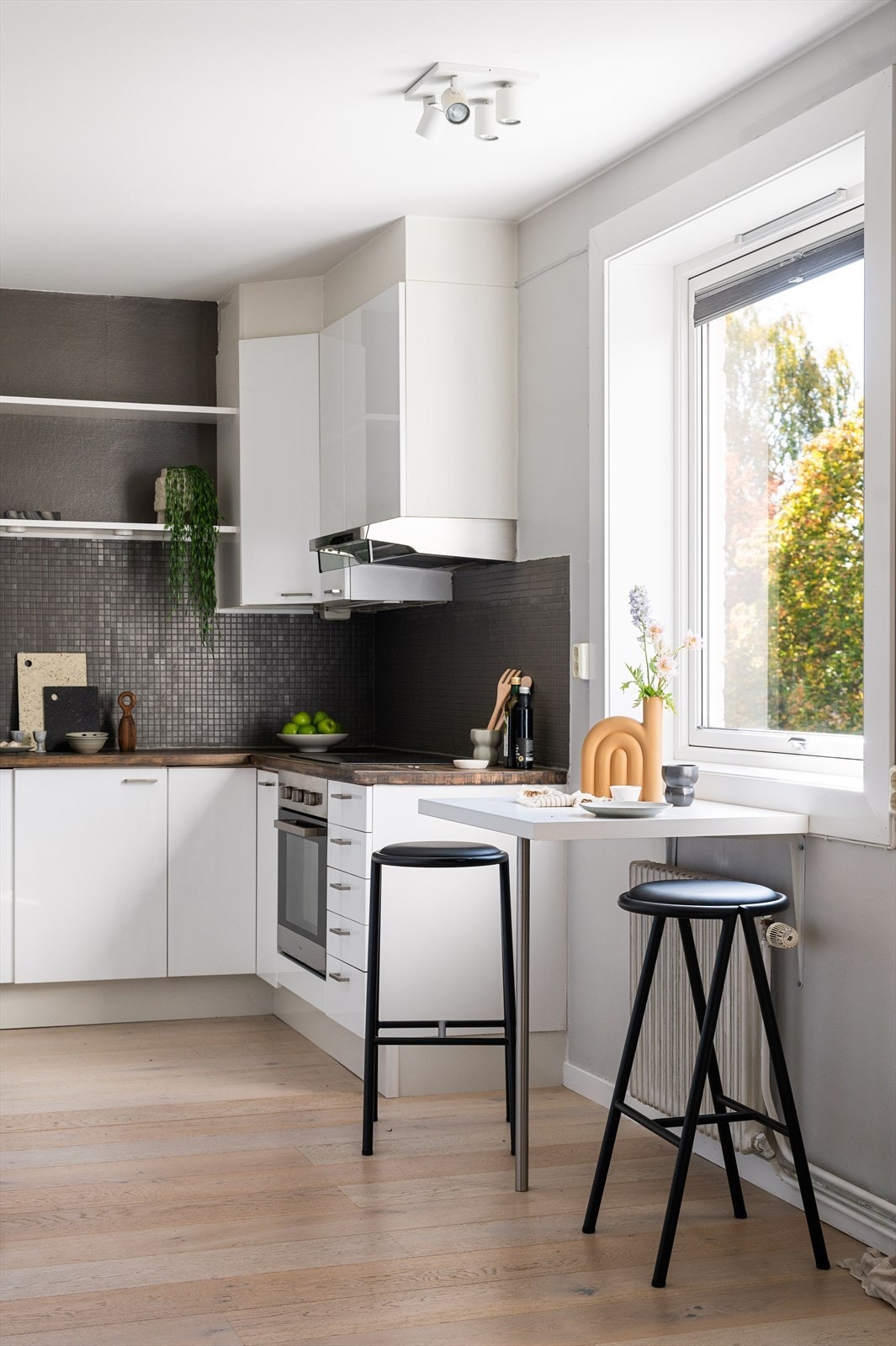 Trivelig frokostbord ved vindu. Galleribilde