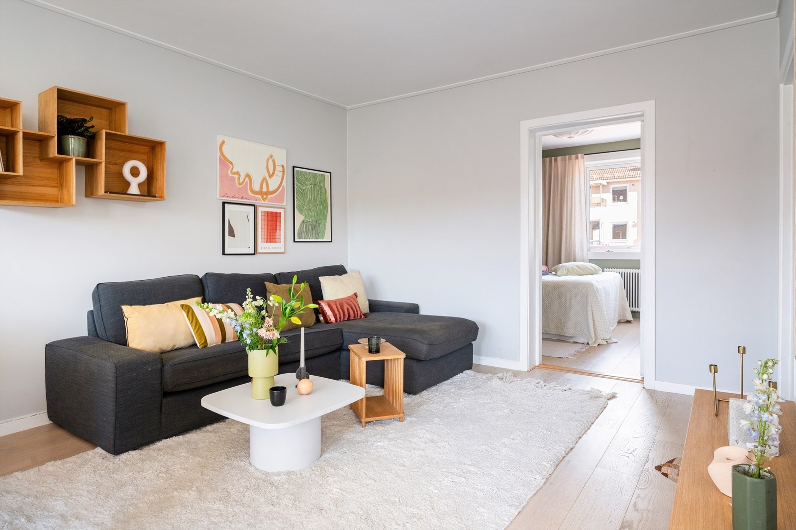 Leilighetens stue er lys og innbydende med 1-stavs parkett på gulvet, som gir rommet et moderne og stilrent preg. Galleribilde