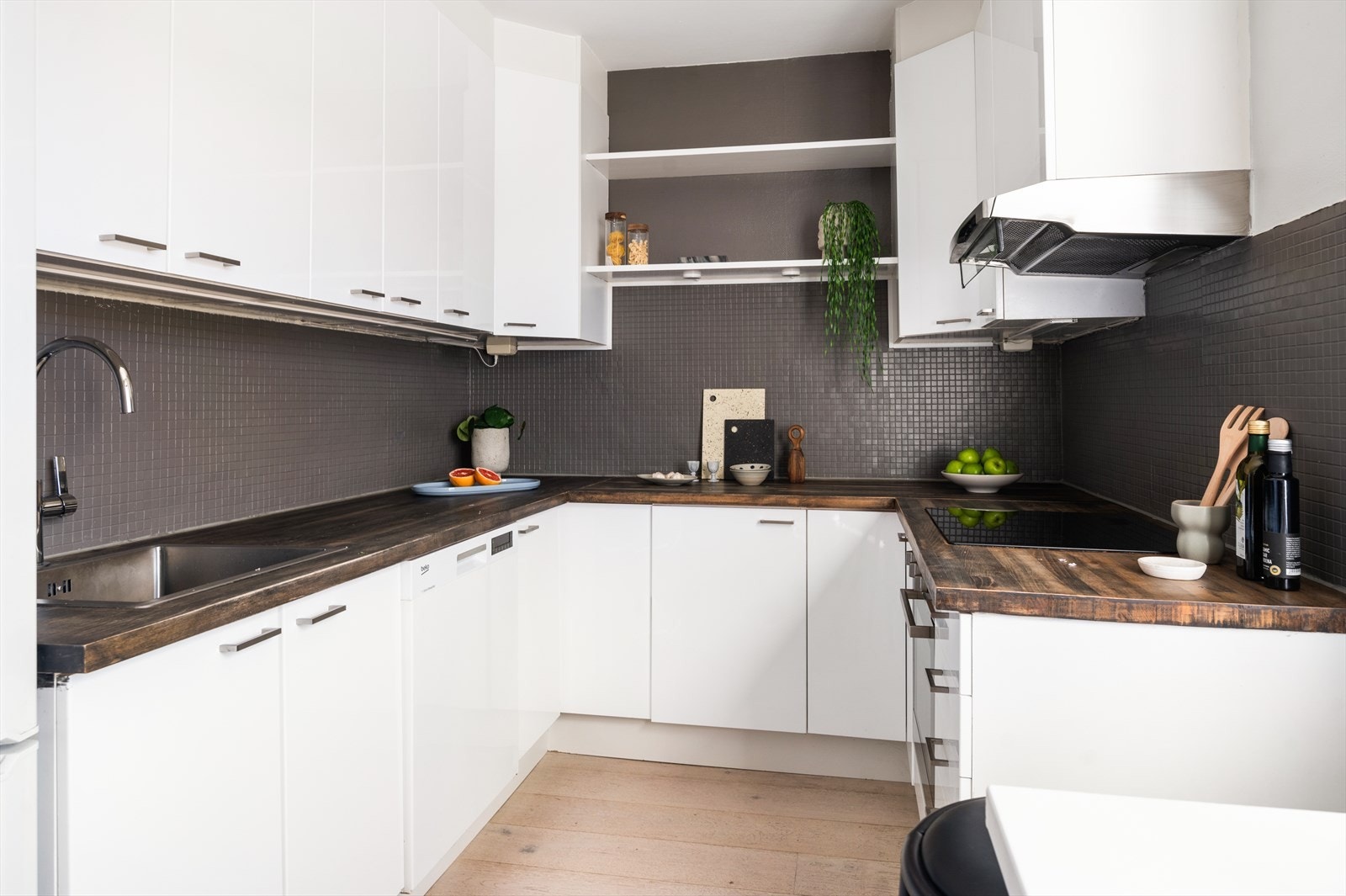 Kjøkkenet er velholdt og funksjonelt, med god plass til både matlaging og oppbevaring. Galleribilde