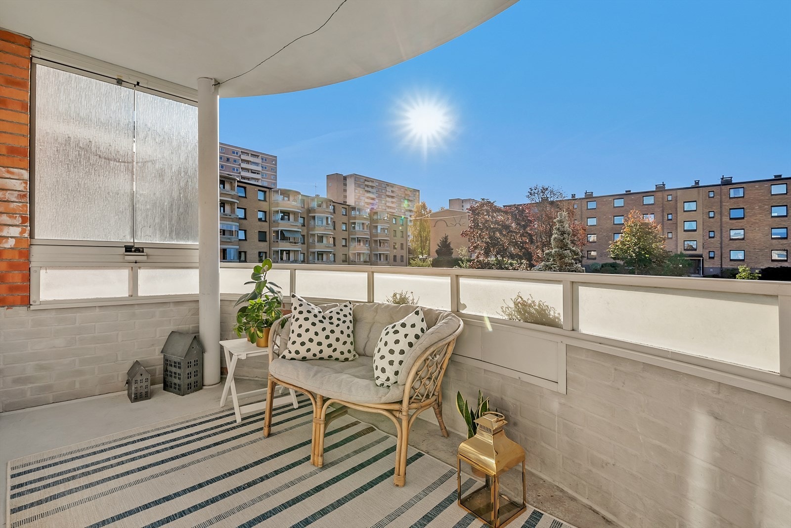 Fra stue er det utgang til en meget hyggelig sydvendt balkong på 7m² med pent utsyn over borettslagets fellesarealer. Galleribilde