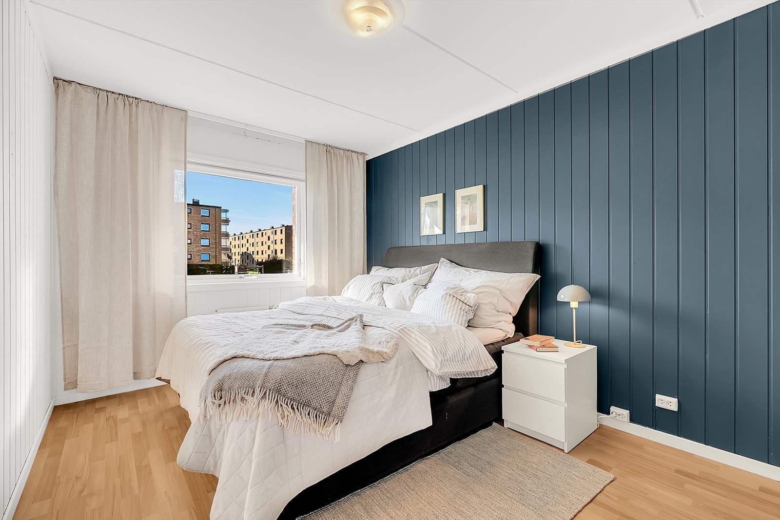 Soverom 1 med laminat på gulv, malt mdf-panel på vegger og malt tak. Originalt plassbygd garderobeskap. Galleribilde