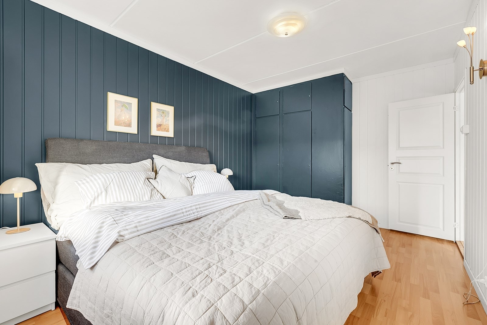 Soverom 1 med laminat på gulv, malt mdf-panel på vegger og malt tak. Originalt plassbygd garderobeskap. Galleribilde