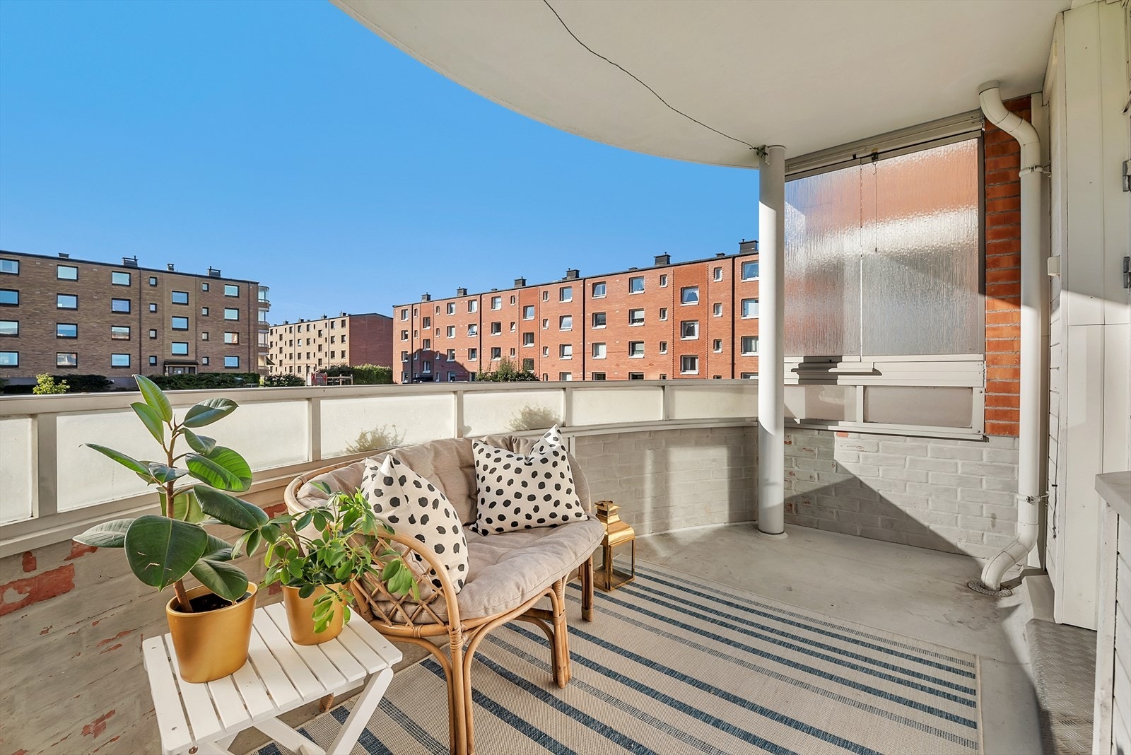 Fra stue er det utgang til en meget hyggelig sydvendt balkong på 7m² med pent utsyn over borettslagets fellesarealer. Galleribilde