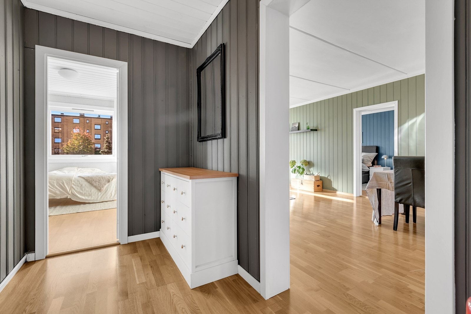 Entré med parkett på gulv, malt panel på vegger og malt panel i tak. Det er montert calling anlegg med døråpner som man kan enkelt slippe inn gjester. Galleribilde