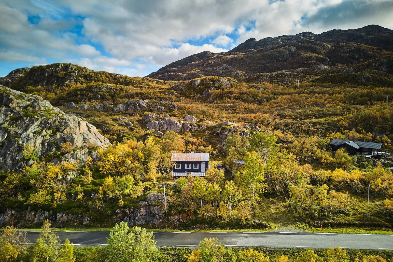 Hytta ligger i nærhet til lite trafikkert vei i Eidsfjorden, ca. 18,5 km fra Sortland sentrum. Galleribilde